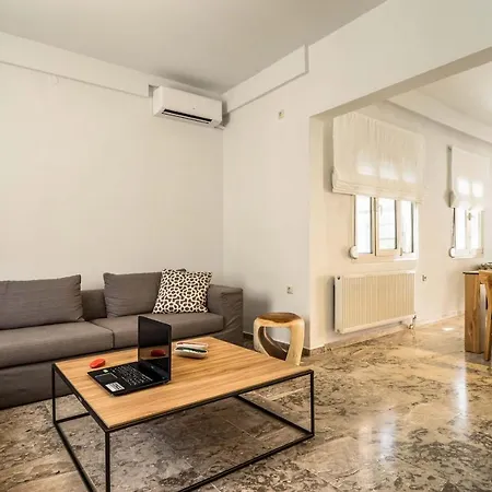 بيت للعطل The Street House *